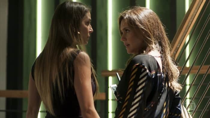 Karola (Deborah Secco) e Laureta (Adriana Esteves) em cena de Segundo Sol (Foto: Reprodução/Globo) Karola (Deborah Secco) e Laureta (Adriana Esteves) em cena de Segundo Sol (Foto: Reprodução/Globo)