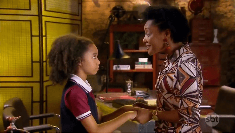 Duda Pimenta (Késsya) e Eliana de Souza (Helô) em cena de As Aventuras de Poliana (Foto: Reprodução/SBT) Duda Pimenta (Késsya) e Eliana de Souza (Helô) em cena de As Aventuras de Poliana (Foto: Reprodução/SBT)