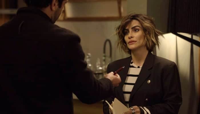Emílio (João Baldasserini) e Betina (Cleo) em cena de O Tempo Não Para (Foto: Divulgação/Globo)