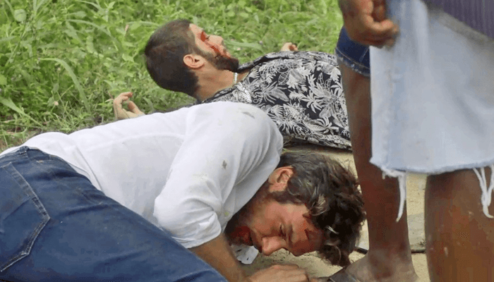 Beto (Emilio Dantas) e Ícaro (Chay Suede) levam surra em cena de Segundo Sol (Foto: Divulgação/Globo) Beto (Emilio Dantas) e Ícaro (Chay Suede) levam surra em cena de Segundo Sol (Foto: Divulgação/Globo)
