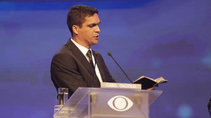 Cabo Daciolo chegou a ler trecho da Bíblia no Debate da Band (Foto: Divulgação/Band)