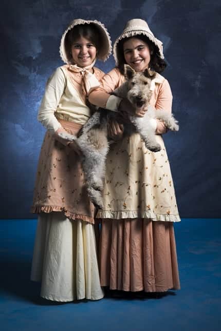 Kiki (Natalia Rodrigues ) e Nico (Raphaela Alvitos) com o fox terrier Pirata (Nietzsche) (Foto: Globo/João Miguel Júnior) Kiki (Natalia Rodrigues ) e Nico (Raphaela Alvitos) com o fox terrier Pirata (Nietzsche) (Foto: Globo/João Miguel Júnior)