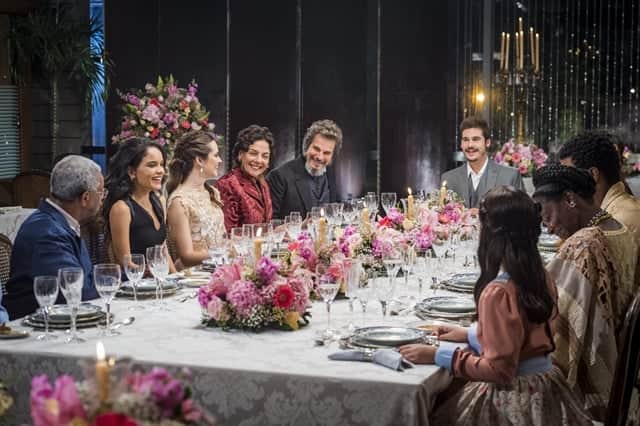 O jantar de noivado de Marocas (Juliana Paiva) e Samuca (Nicolas Prattes) (Foto: Globo/Paulo Belote)
