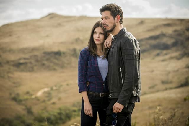 Cris (Vitória Strada) e Alain (João Vicente de Castro) em Espelho da Vida (Foto: Globo/João Miguel Júnior) Cris (Vitória Strada) e Alain (João Vicente de Castro) em Espelho da Vida (Foto: Globo/João Miguel Júnior)