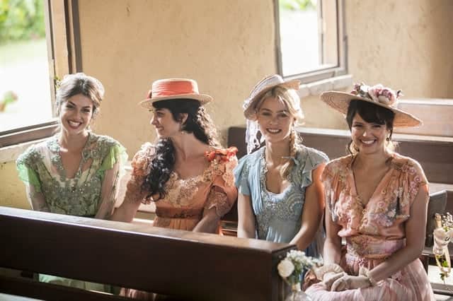 Ema (Agatha Moreira) e as irmãs Benedito no casamento de Elisabeta (Nathalia Dill) (Foto: Globo/João Miguel Júnior) Ema (Agatha Moreira) e as irmãs Benedito no casamento de Elisabeta (Nathalia Dill) (Foto: Globo/João Miguel Júnior)