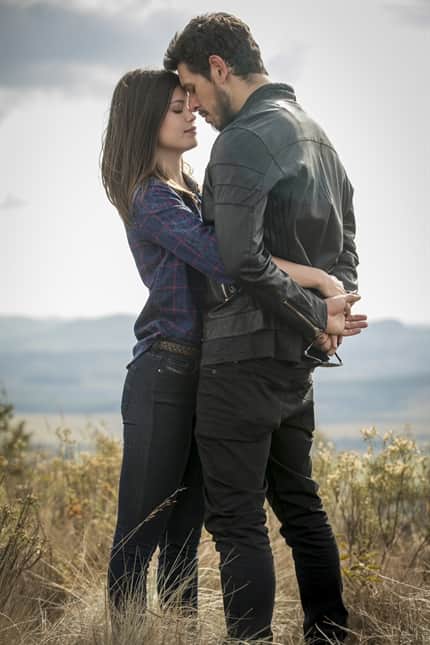 Cris (Vitória Strada) e Alain (João Vicente de Castro) em Espelho da Vida (Foto: Globo/João Miguel Júnior) Cris (Vitória Strada) e Alain (João Vicente de Castro) em Espelho da Vida (Foto: Globo/João Miguel Júnior)