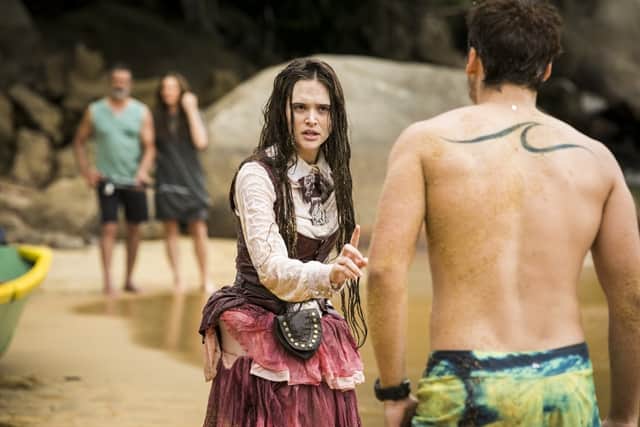 Marocas (Juliana Paiva) diante de Samuca (Nicolas Prattes) em cena de O Tempo Não Para (Foto: Globo/João Miguel Júnior) Marocas (Juliana Paiva) diante de Samuca (Nicolas Prattes) em cena de O Tempo Não Para (Foto: Globo/João Miguel Júnior)