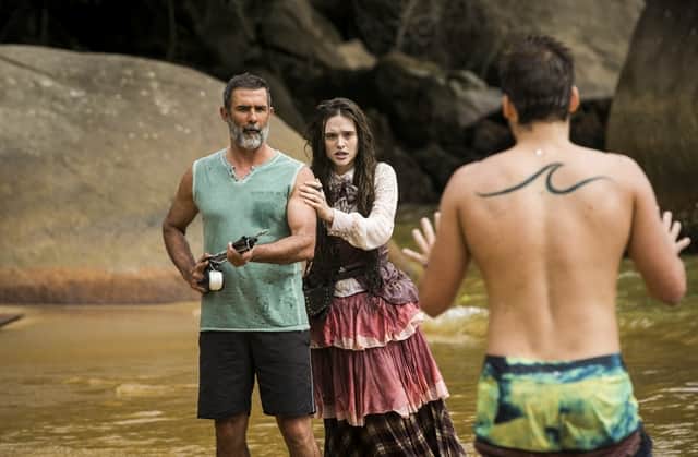 Marino (Marcos Pasquim) protege Marocas (Juliana Paiva) de Samuca (Nicolas Prattes) (Foto: Globo/João Miguel Júnior) Marino (Marcos Pasquim) protege Marocas (Juliana Paiva) de Samuca (Nicolas Prattes) (Foto: Globo/João Miguel Júnior)
