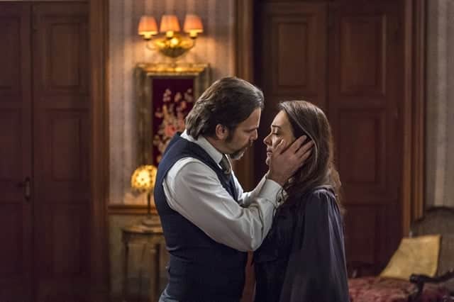 Aurélio (Marcelo Faria) pede a mão de Julieta (Gabriela Duarte) em casamento (Foto: Globo/Paulo Belote) Aurélio (Marcelo Faria) pede a mão de Julieta (Gabriela Duarte) em casamento (Foto: Globo/Paulo Belote)