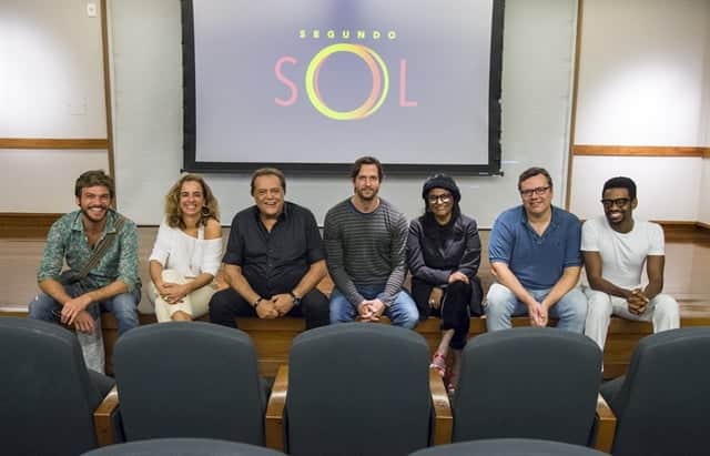 O autor João Emanuel Carneiro com elenco e direção de Segundo Sol (Foto: Globo/Estevam Avellar) O autor João Emanuel Carneiro com elenco e direção de Segundo Sol (Foto: Globo/Estevam Avellar)