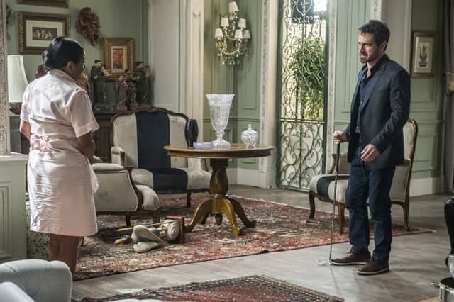 Edgar (Caco Ciocler) quebrando tudo e Zefa (Claudia Di Moura) apavorada em Segundo Sol (Foto: Globo/Raquel Cunha) Edgar (Caco Ciocler) quebrando tudo e Zefa (Claudia Di Moura) apavorada em Segundo Sol (Foto: Globo/Raquel Cunha)