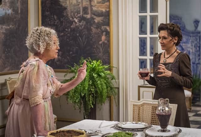 Ofélia (Vera Holtz) e Lady Margareth (Natalia do Vale) em cena de Orgulho e Paixão (Foto: Globo/Paulo Belote)