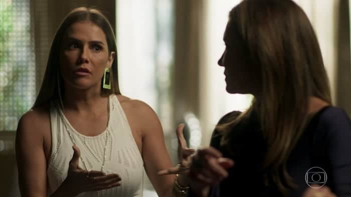 Karola (Deborah Secco) e Laureta (Adriana Esteves) em cena de Segundo Sol (Foto: Reprodução/Globo) Karola (Deborah Secco) e Laureta (Adriana Esteves) em cena de Segundo Sol (Foto: Reprodução/Globo)