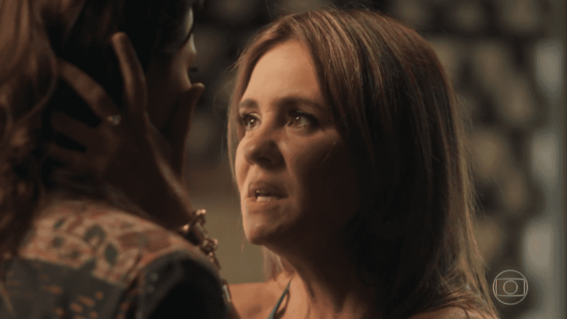 Laureta (Adriana Esteves) e Rosa (Letícia Colin) em cena de Segundo Sol (Foto: Reprodução/Globo) Laureta (Adriana Esteves) e Rosa (Letícia Colin) em cena de Segundo Sol (Foto: Reprodução/Globo)