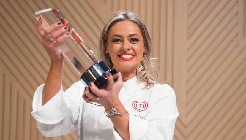 Maria Antonia posa com seu troféu de MasterChef Brasil (Foto: Divulgação)