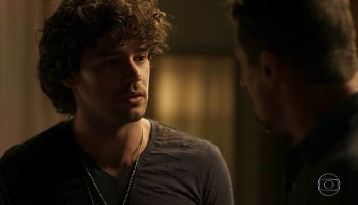 Narciso (Osmar Silveira) e Juarez (Tuca Andrada) em cena de Segundo Sol (Foto: Reprodução/Globo) Narciso (Osmar Silveira) e Juarez (Tuca Andrada) em cena de Segundo Sol (Foto: Reprodução/Globo)