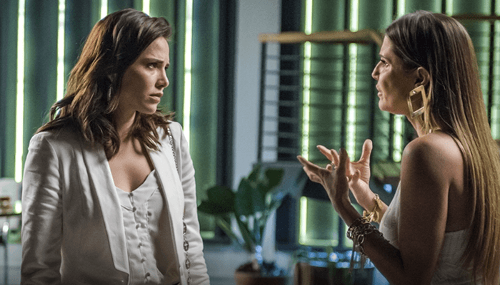 Rosa (Leticia Colin) e Karola (Deborah Secco) em cena de Segundo Sol (Foto: Globo/Paulo Belote) Rosa (Leticia Colin) e Karola (Deborah Secco) em cena de Segundo Sol (Foto: Globo/Paulo Belote)
