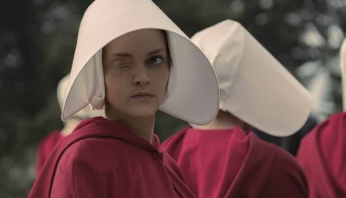 Madeline Brewer em The Handmaid's Tale. (Foto: Reprodução) Madeline Brewer em The Handmaid's Tale. (Foto: Reprodução)