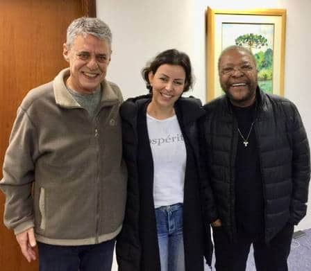 Chico Buaque com Martinho da Vila e Cleo Ferreira, mulher do sambista (Foto: reprodução/ facebook) Chico Buaque com Martinho da Vila e Cleo Ferreira, mulher do sambista (Foto: reprodução/ facebook)