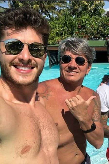 Klebber Toledo renova bronze e bebe champanhe com amigos antes de casório Foto: reprodução/instagram Klebber Toledo renova bronze e bebe champanhe com amigos antes de casório Foto: reprodução/instagram