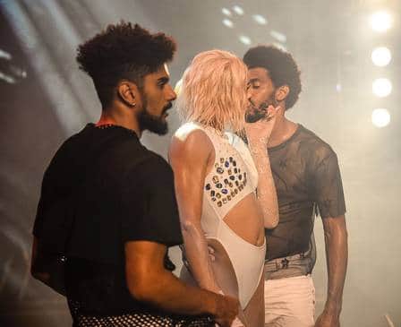 Pabllo Vittar beija bailarino no palco (Foto: Fernanda Tine/ reprodução/ instagram) Pabllo Vittar beija bailarino no palco (Foto: Fernanda Tine/ reprodução/ instagram)