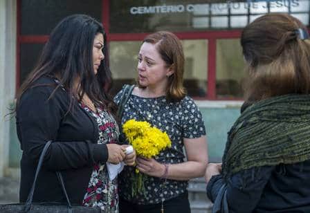 Rosália e Maria Alice no velório com tia Penha, em Malhação (Foto: Raquel Cunha/ Globo/ Divulgação) Rosália e Maria Alice no velório com tia Penha, em Malhação (Foto: Raquel Cunha/ Globo/ Divulgação)