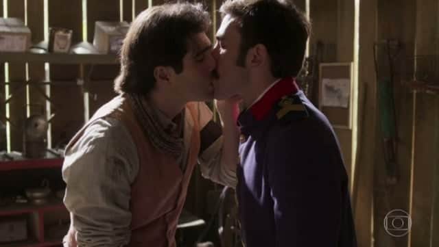 Beijo entre Luccino (Juliano Laham) e Otávio (Pedro Henrique Müller) em Orgulho e Paixão (Foto: Reprodução) Beijo entre Luccino (Juliano Laham) e Otávio (Pedro Henrique Müller) em Orgulho e Paixão (Foto: Reprodução)