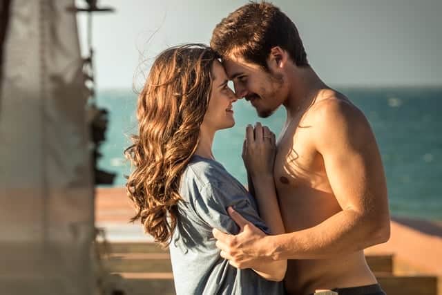 Marocas (Juliana Paiva) e Samuca (Nicolas Prattes) em cena de O Tempo Não Para (Foto: Globo/Isabella Pinheiro) Marocas (Juliana Paiva) e Samuca (Nicolas Prattes) em cena de O Tempo Não Para (Foto: Globo/Isabella Pinheiro)
