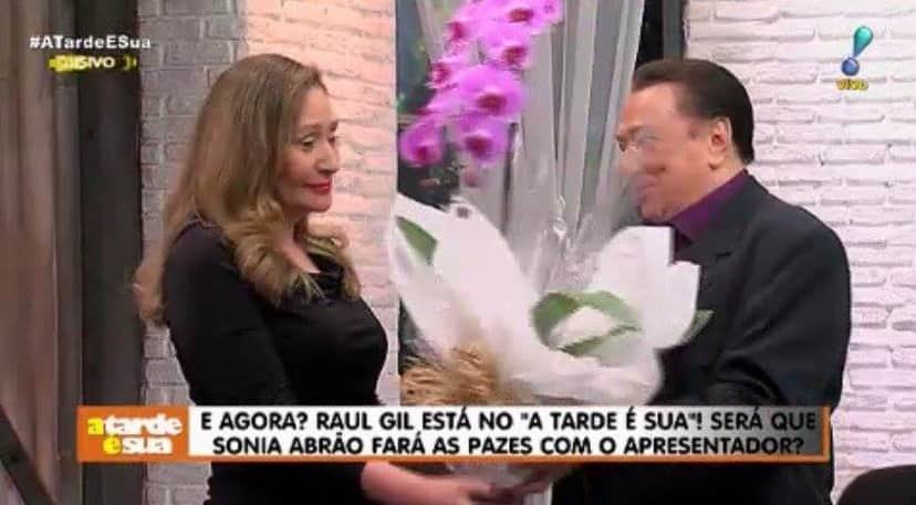 Sonia Abrão recebe Raul Gil (Foto: Reprodução) Sonia Abrão recebe Raul Gil (Foto: Reprodução)