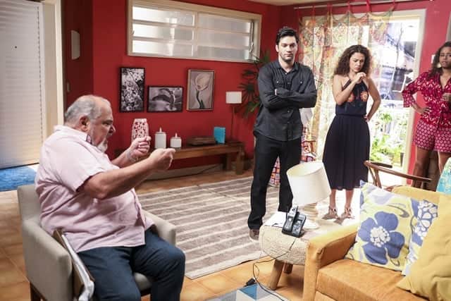 Agenor (Roberto Bomfim), Ionan (Armando Babaioff), Selma (Carol Fazu) e Doralice (Roberta Rodrigues) em Segundo Sol (Foto: Globo/João Miguel Júnior) Agenor (Roberto Bomfim), Ionan (Armando Babaioff), Selma (Carol Fazu) e Doralice (Roberta Rodrigues) em Segundo Sol (Foto: Globo/João Miguel Júnior)