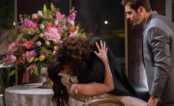 Bento (Bruno Montaleone) rouba beijo de Marocas (Juliana Paiva) em O Tempo Não Para (Foto: Rafael Lima/Globo) Bento (Bruno Montaleone) rouba beijo de Marocas (Juliana Paiva) em O Tempo Não Para (Foto: Rafael Lima/Globo)
