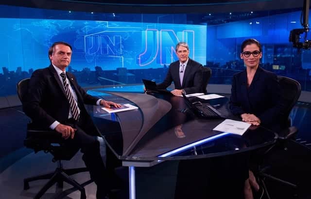 Bolsonaro no estúdio do Jornal Nacional ao lado de Bonner e Renata (Foto: Divulgação/Globo) Bolsonaro no estúdio do Jornal Nacional ao lado de Bonner e Renata (Foto: Divulgação/Globo)