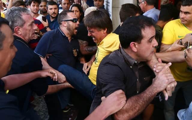 Bolsonaro é retirado às pressas por seguranças após ataque em Juiz de Fora (Foto: Fábio Motta/Estadão Conteúdo) Bolsonaro é retirado às pressas por seguranças após ataque em Juiz de Fora (Foto: Fábio Motta/Estadão Conteúdo)