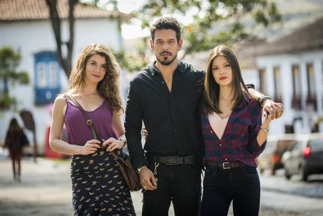 Isabel (Alinne Moraes), Alain (João Vicente de Castro) e Cris (Vitória Strada) em Espelho da Vida (Foto: Globo/João Miguel Júnior) Isabel (Alinne Moraes), Alain (João Vicente de Castro) e Cris (Vitória Strada) em Espelho da Vida (Foto: Globo/João Miguel Júnior)
