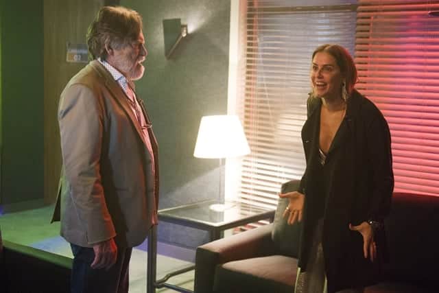 Karola (Deborah Secco) e Dodô (José de Abreu) em cena de Segundo Sol (Foto: Globo/Cesar Alves) Karola (Deborah Secco) e Dodô (José de Abreu) em cena de Segundo Sol (Foto: Globo/Cesar Alves)