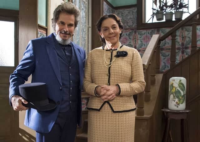 Dom Sabino (Edson Celulari) e Agustina (Rosi Campos) com roupas novas em O Tempo Não Para (Foto: Globo/Estevam Avellar) Dom Sabino (Edson Celulari) e Agustina (Rosi Campos) com roupas novas em O Tempo Não Para (Foto: Globo/Estevam Avellar)