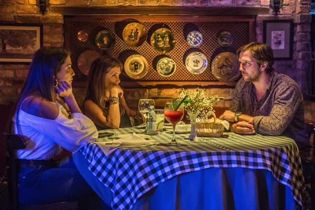 Remy (Vladimir Brichta) vai ao encontro de Laureta (Adriana Esteves) e Karola (Deborah Secco) em Segundo Sol (Foto: Globo/Raquel Cunha) Remy (Vladimir Brichta) vai ao encontro de Laureta (Adriana Esteves) e Karola (Deborah Secco) em Segundo Sol (Foto: Globo/Raquel Cunha)