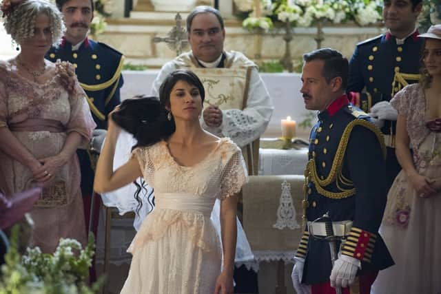 Mariana (Chandelly Braz) faz revelação durante casamento com Brandão (Malvino Salvador) (Foto: Globo/Cesar Alves) Mariana (Chandelly Braz) faz revelação durante casamento com Brandão (Malvino Salvador) (Foto: Globo/Cesar Alves)