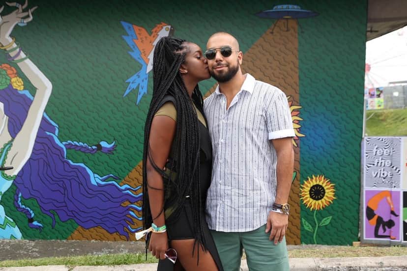 Iza beija o namorado, Sérgio Santos, no Lollapalooza 2018 (Foto: Celso Tavares) Iza beija o namorado, Sérgio Santos, no Lollapalooza 2018 (Foto: Celso Tavares)