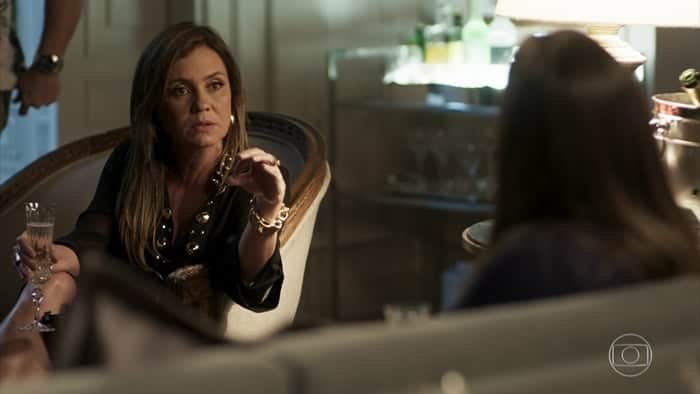 Laureta (Adriana Esteves) e Karola (Deborah Secco) em cena de Segundo Sol (Foto: Reprodução/Globo) Laureta (Adriana Esteves) e Karola (Deborah Secco) em cena de Segundo Sol (Foto: Reprodução/Globo)