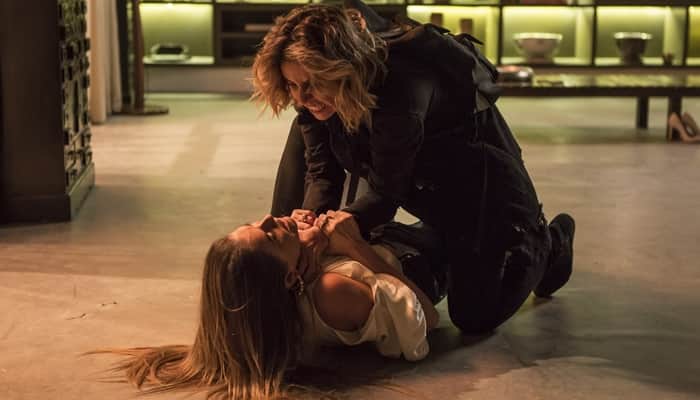 Luzia (Giovanna Antonelli) e Karola (Deborah Secco) em cena de Segundo Sol (Foto: Artur Meninea/Globo) Luzia (Giovanna Antonelli) e Karola (Deborah Secco) em cena de Segundo Sol (Foto: Artur Meninea/Globo)