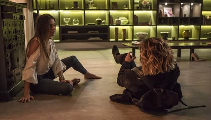 Karola (Deborah Secco) e Luzia (Giovanna Antonelli) em cena de Segundo Sol (Foto: Artur Meninea/Globo) Karola (Deborah Secco) e Luzia (Giovanna Antonelli) em cena de Segundo Sol (Foto: Artur Meninea/Globo)