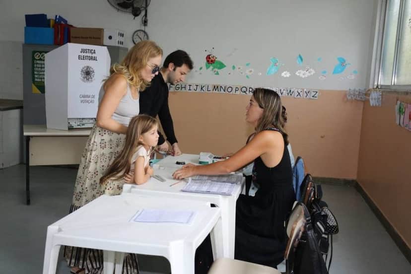 Angélica, acompanhada da filha Eva, vota no Rio Angélica, acompanhada da filha Eva, vota no Rio - AgNews Angélica, acompanhada da filha Eva, vota no Rio Angélica, acompanhada da filha Eva, vota no Rio - AgNews