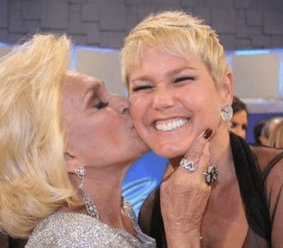 Xuxa recebe beijo no rosto de Hebe Camargo. (Foto: Reprodução) Xuxa recebe beijo no rosto de Hebe Camargo. (Foto: Reprodução)