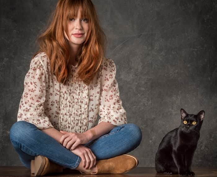 Luz (Marina Ruy Barbosa) e o gato León em O Sétimo Guardião (Foto: Globo/João Cotta) Luz (Marina Ruy Barbosa) e o gato León em O Sétimo Guardião (Foto: Globo/João Cotta)