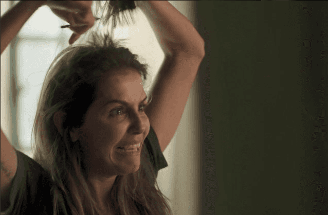 Deborah Secco em cena eletrizante de Karola cortando os cabelos em Segundo Sol Deborah Secco em cena eletrizante de Karola cortando os cabelos em Segundo Sol