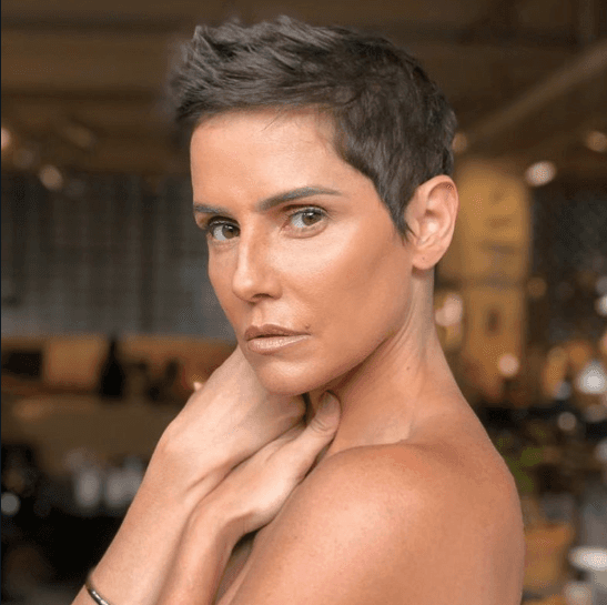 Deborah Secco em cena eletrizante de Karola cortando os cabelos em Segundo Sol Deborah Secco em cena eletrizante de Karola cortando os cabelos em Segundo Sol