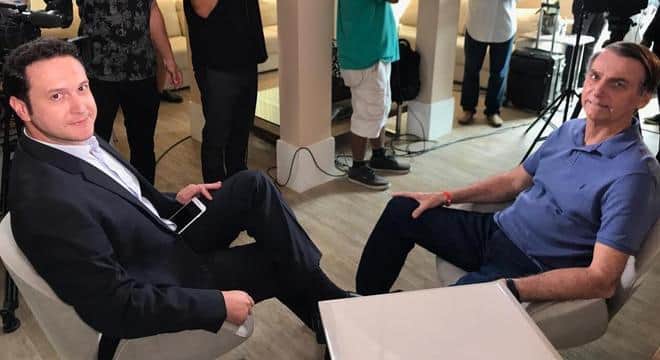 Bolsonaro e o repórter Eduardo Ribeiro (Foto: Divulgação) Bolsonaro e o repórter Eduardo Ribeiro (Foto: Divulgação)