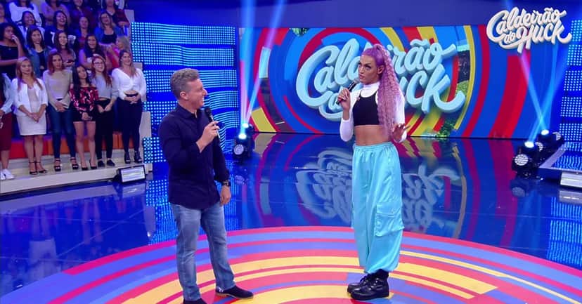 Luciano Huck e Pabllo Vittar no Caldeirão (Foto: Divulgação) Luciano Huck e Pabllo Vittar no Caldeirão (Foto: Divulgação)