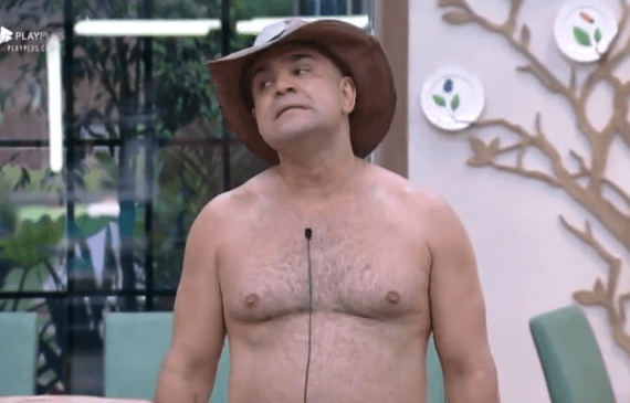 Evandro Santo anuncia falta de água em A Fazenda (Foto: Reprodução/ R7) Evandro Santo anuncia falta de água em A Fazenda (Foto: Reprodução/ R7)